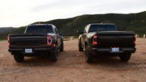 Vista posteriore Ford F-150 Raptor R 2023 e Ram 1500 TRX 2022