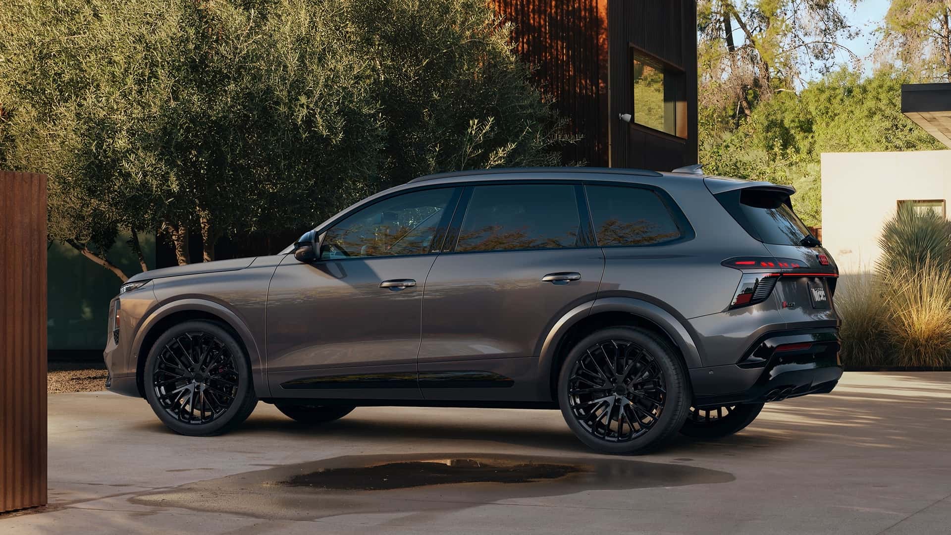 https://cdn.motor1.com/images/mgl/VzW0pG/s1/2027-audi-sq7.jpg