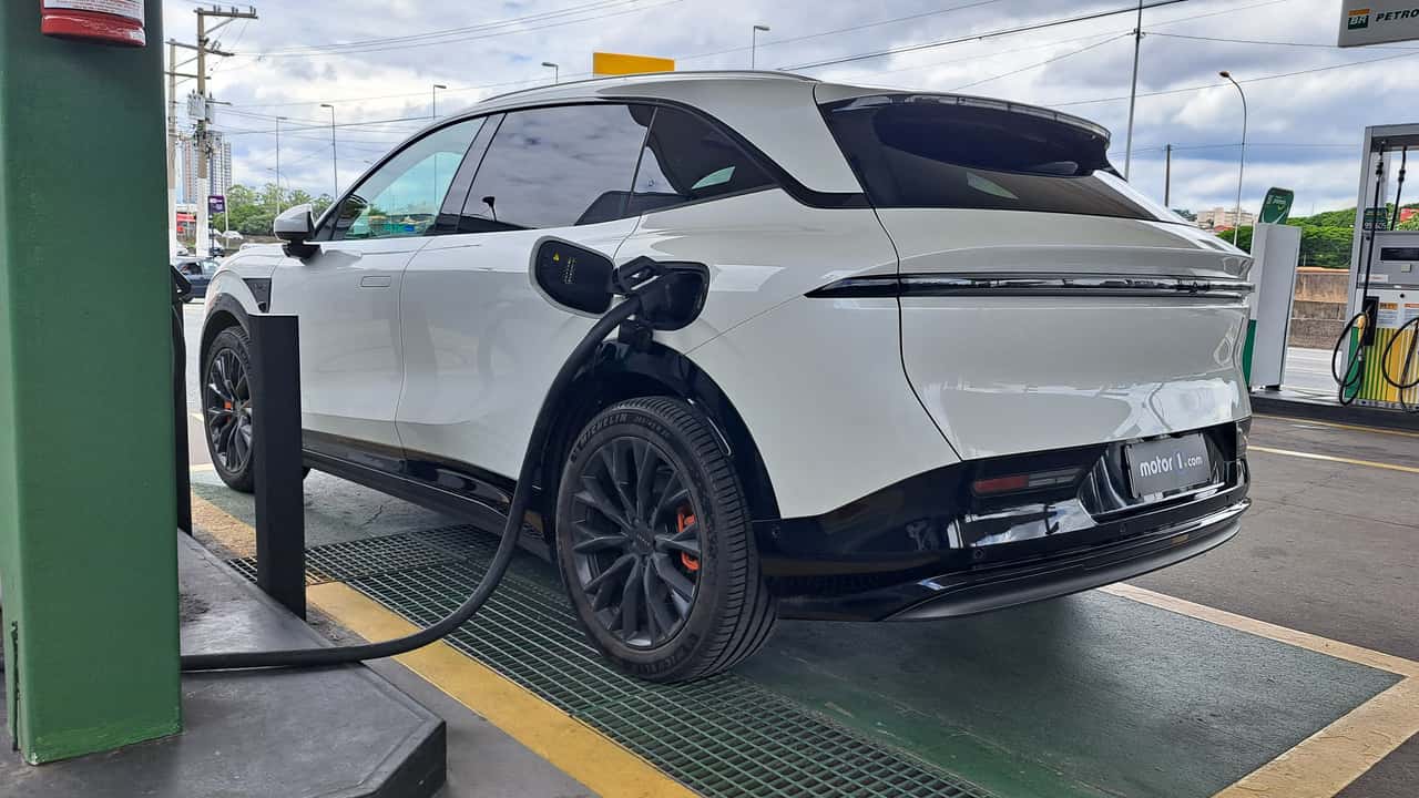 Gasolina já custa até 9x mais que rodar de elétrico na América Latina