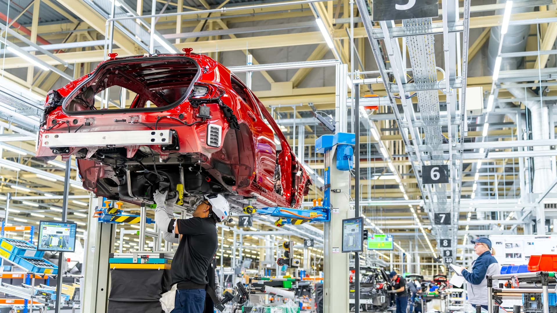 https://cdn.motor1.com/images/mgl/VzW90y/s1/toyota-gr-corolla-uk-plant-tour.jpg
