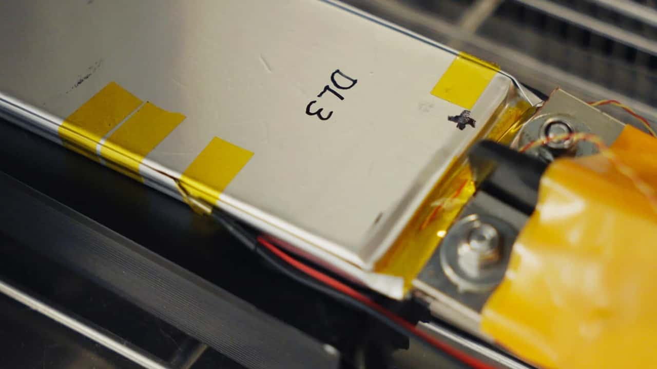 Quanto è sicura una batteria allo stato solido danneggiata?