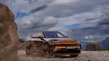 Porsche Cayenne Electric (2026) in Madeiragoldmetallic: Das Exterieur