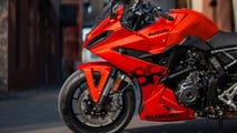 The Daidai-Iro Edition lives up to its name with bold Glass Blaze Orange paint that immediately stands out and gives the GSX-8R a louder, more playful personality.