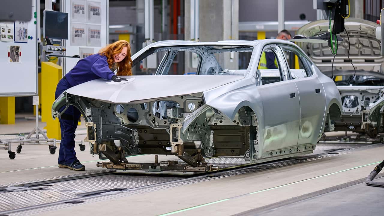 BMW trasforma la fabbrica di Monaco: solo elettrica dal 2027