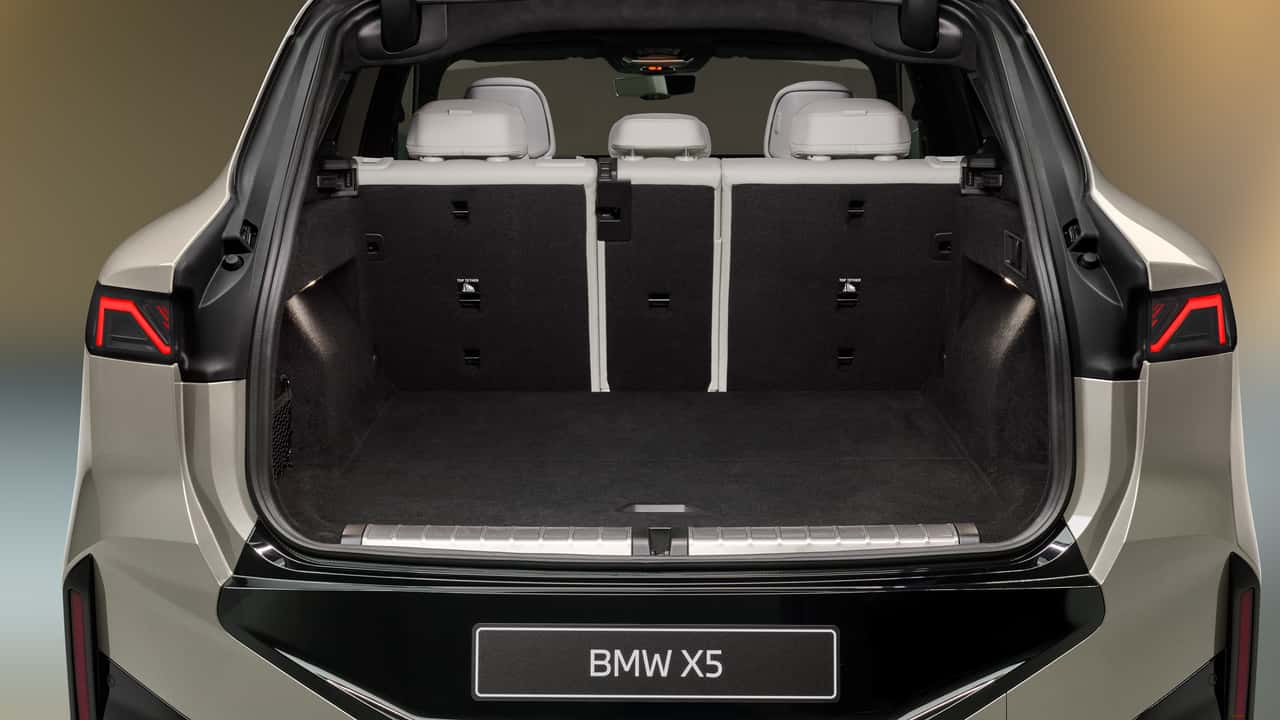 BMW iX5 60 xDrive (2026) mit geöffneter Heckklappe
