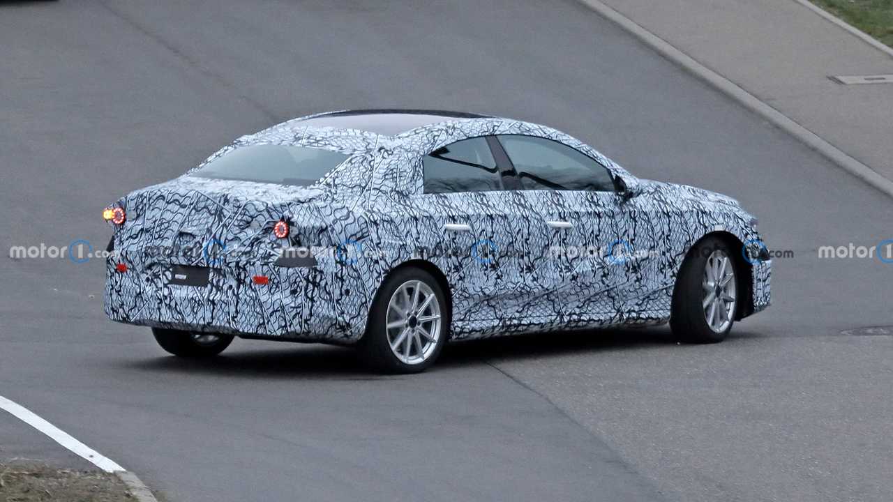 Nuova Mercedes EQA, le prime foto spia