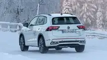 Neue Erlkönigbilder des VW Tiguan (2023) in weiß vom 15.12.2022