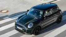 Mini Cooper SE Resolute Edition in Rebel Green mit schwarzem Dach und schwarzen Spiegelkappen