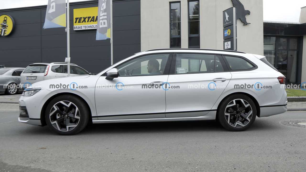 Volkswagen Passat Variant, le foto spia della versione non elettrificata