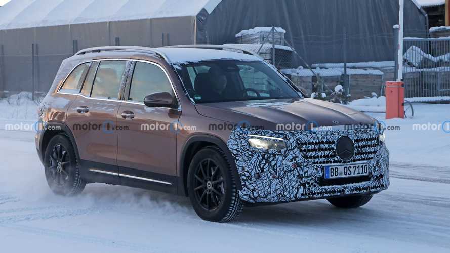 La Mercedes GLB restyling vista durante i test