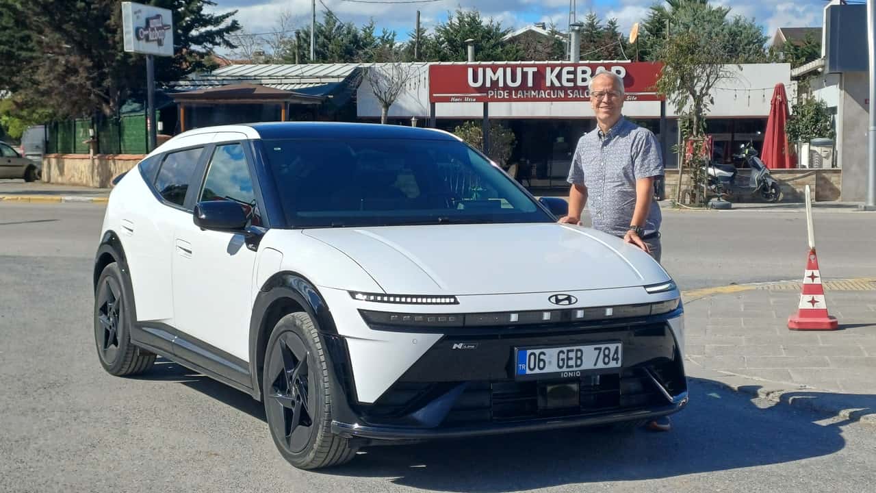 Der getestete Hyundai Ioniq 3 mit Autor Stefan Leichsenring in der Türkei