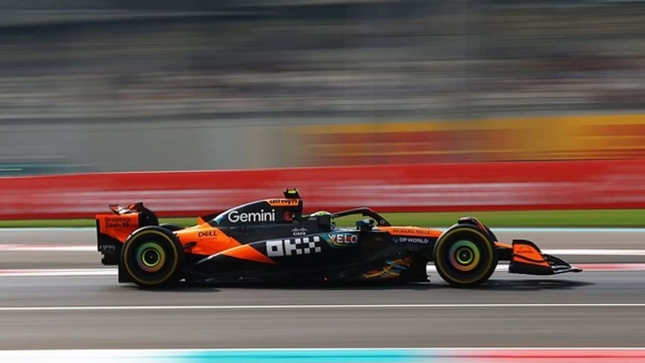 F1: Norris volta a bater Verstappen e lidera TL2 em Abu Dhabi, com Piastri 11º e Bortoleto 6º