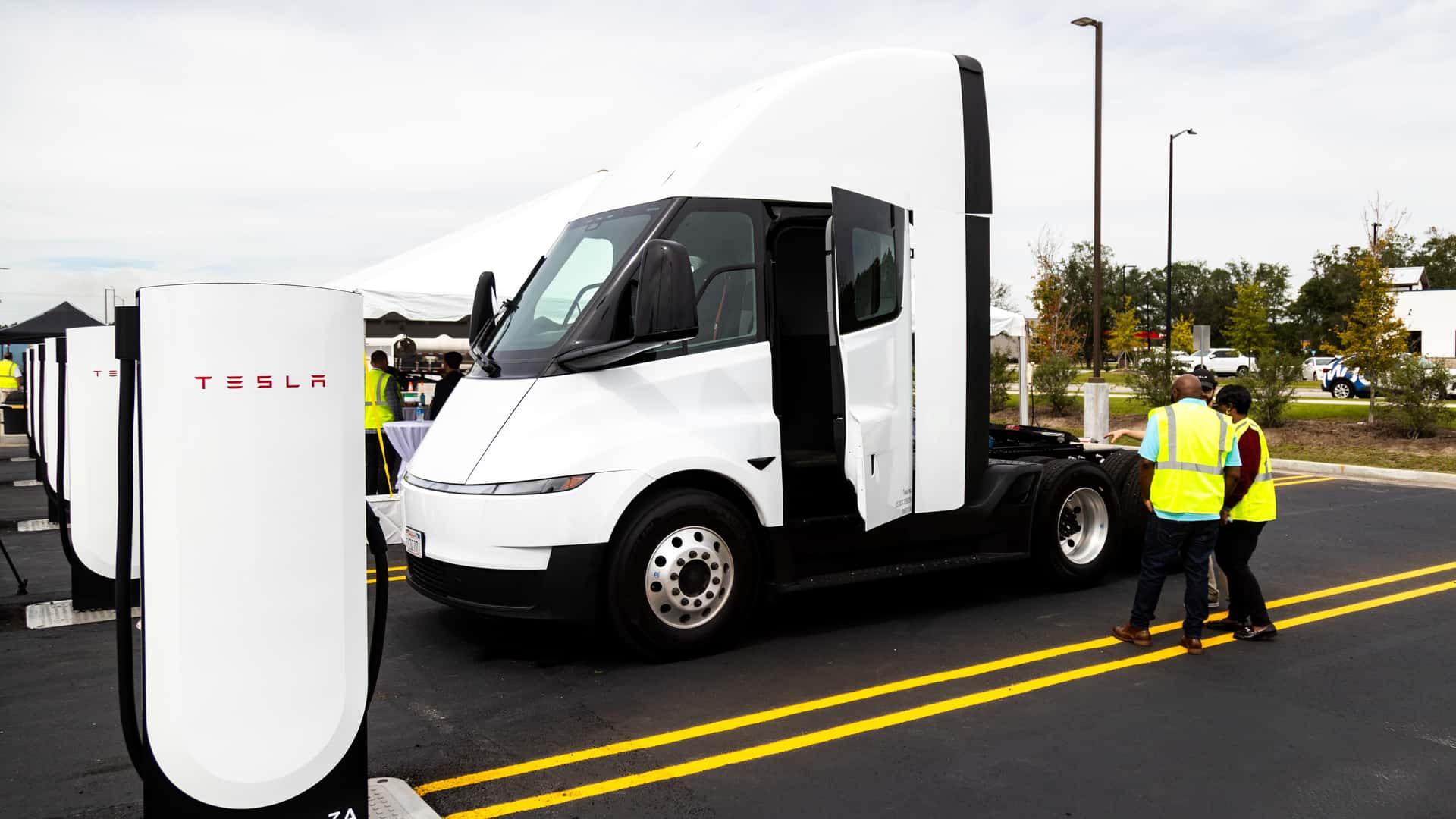 Tesla Launches Megacharger Stations for Semis at Truck Stops