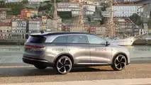 Il SUV di medie dimensioni di Lucid, il render di InsideEVs