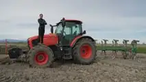 Kubota: trattore M 6-142 e aratro pentavomere in risaia