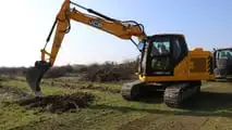 Escavatori JCB: abbattono un frutteto