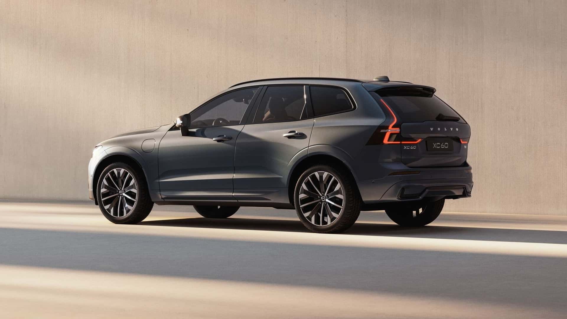 https://cdn.motor1.com/images/mgl/VzgAEl/s1/2026-volvo-xc60.jpg