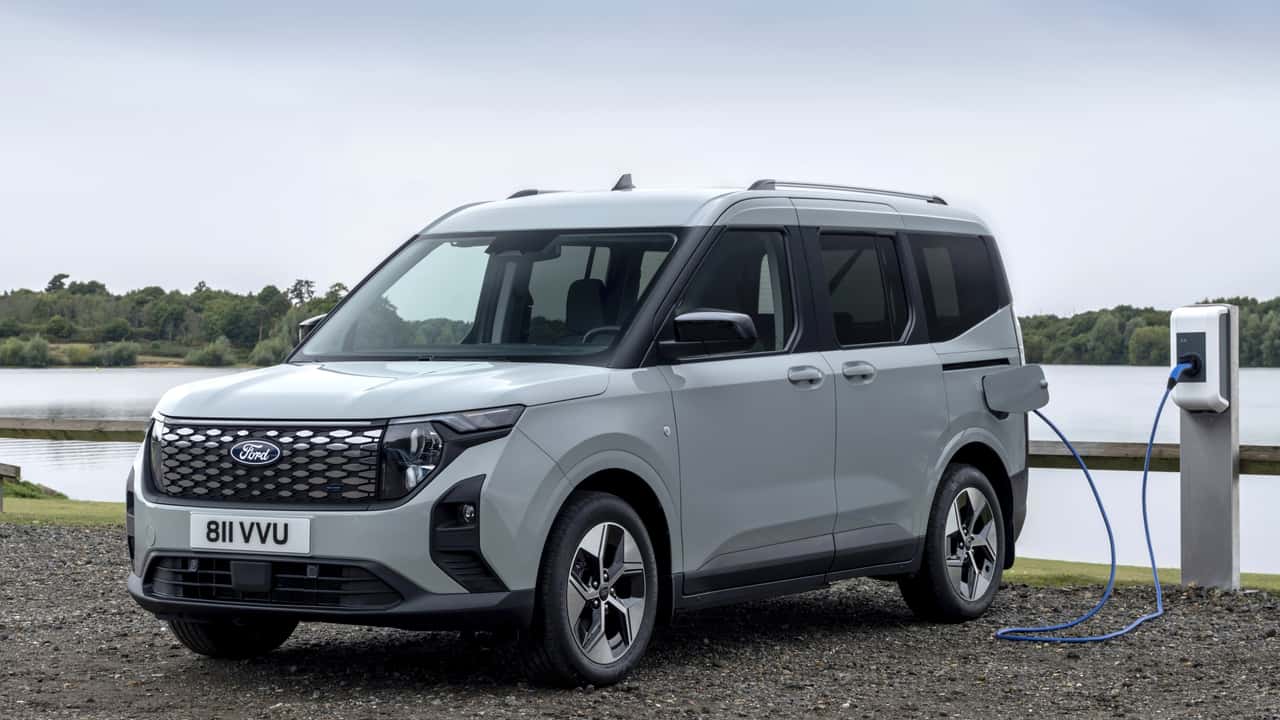 Ford E-Tourneo Courier (2025) beim Laden