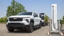 Camion da lavoro Chevrolet Silverado EV 2024 con caricatore rapido DC