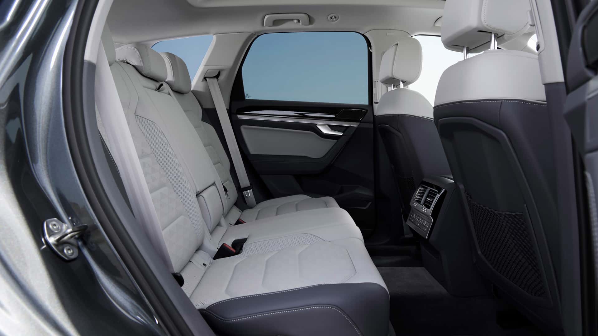 https://cdn.motor1.com/images/mgl/Vznbvz/s1/volkswagen-touareg-elegance-2023.jpg