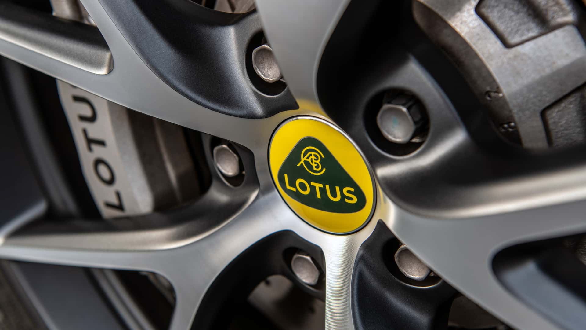 https://cdn.motor1.com/images/mgl/VznlL7/s1/2024-lotus-emira-exterior.jpg