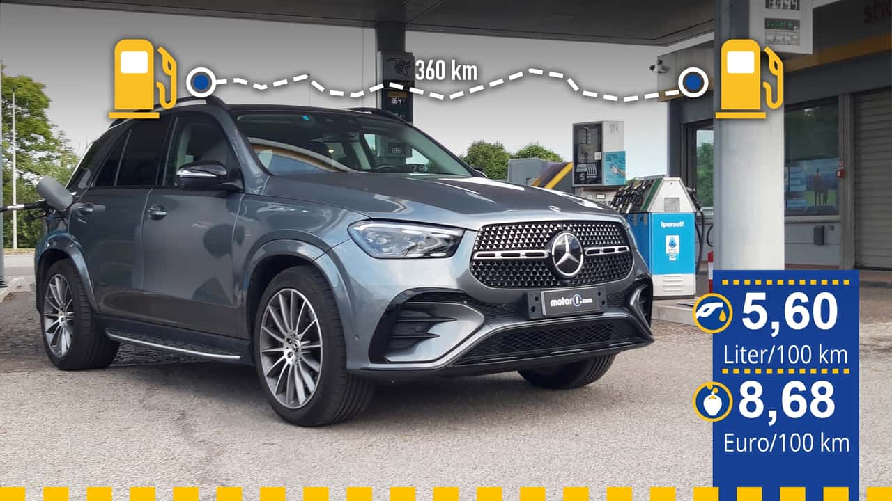 Der getestete Mercedes GLE 450 d 4Matic an der Tankstelle