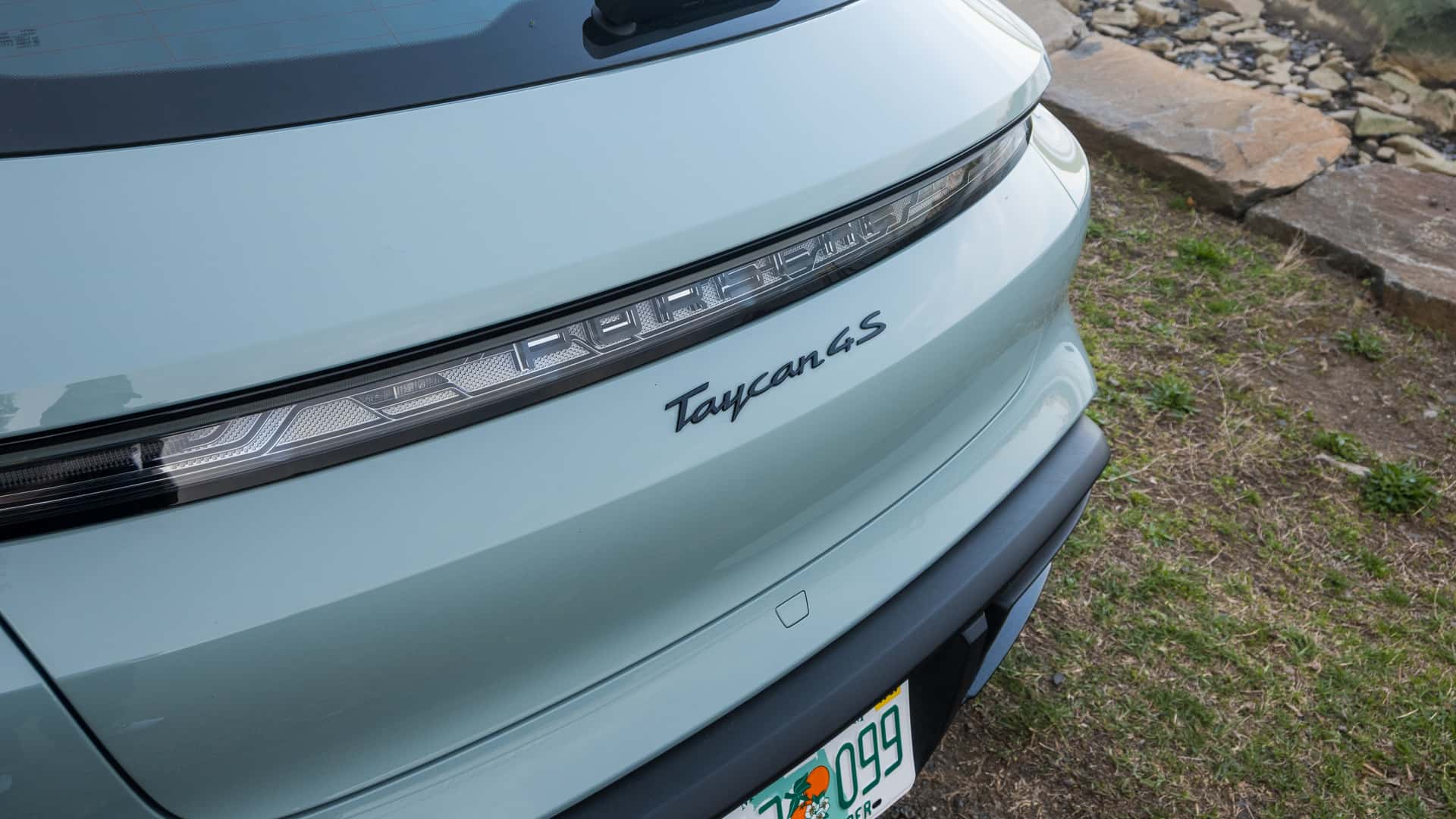 https://cdn.motor1.com/images/mgl/Vzv6xK/s1/2025-porsche-taycan-4s-cross-turismo.jpg