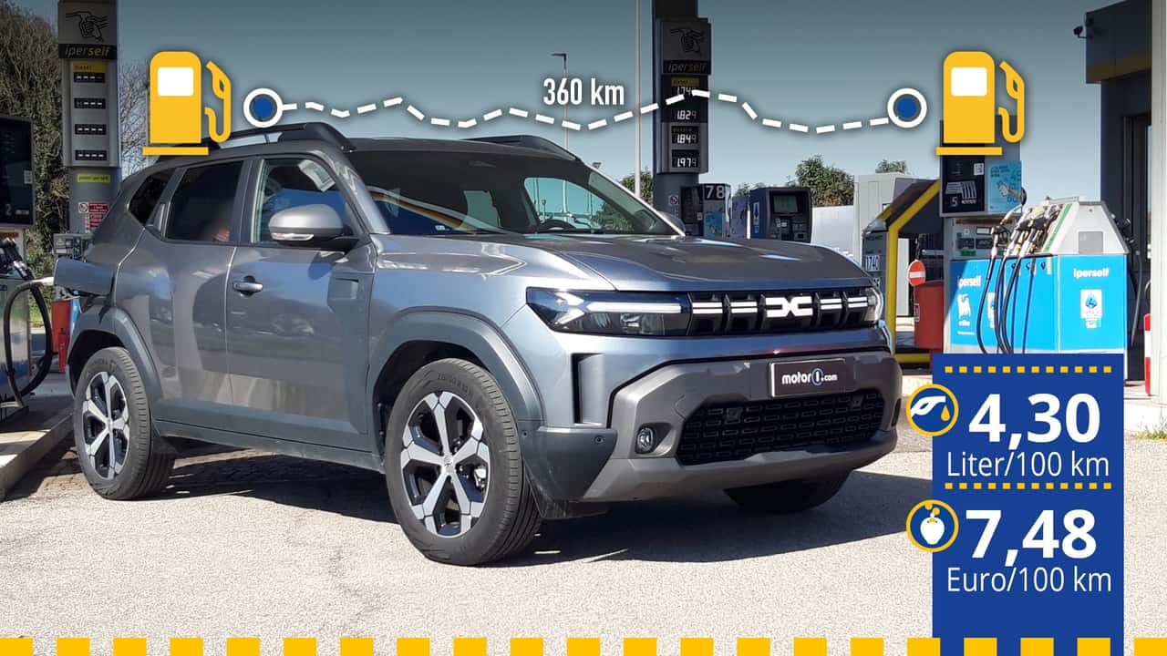 Der getestete Dacia Duster Hybrid an der Tankstelle