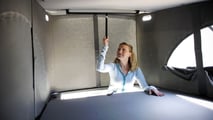 2007: Das Bett im Aufstelldach bietet zwei weitere Schlafplätze