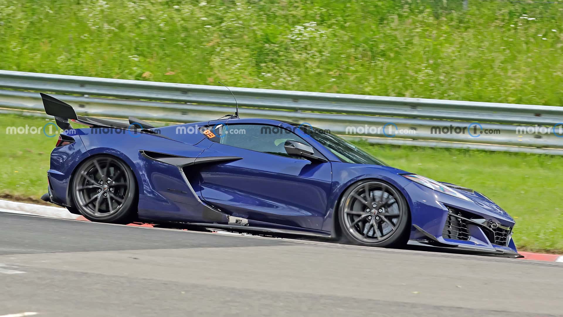https://cdn.motor1.com/images/mgl/VzvVQ9/s1/2026-chevrolet-c8-corvette-zora-spy-shots-undisguised-exterior-25.jpg