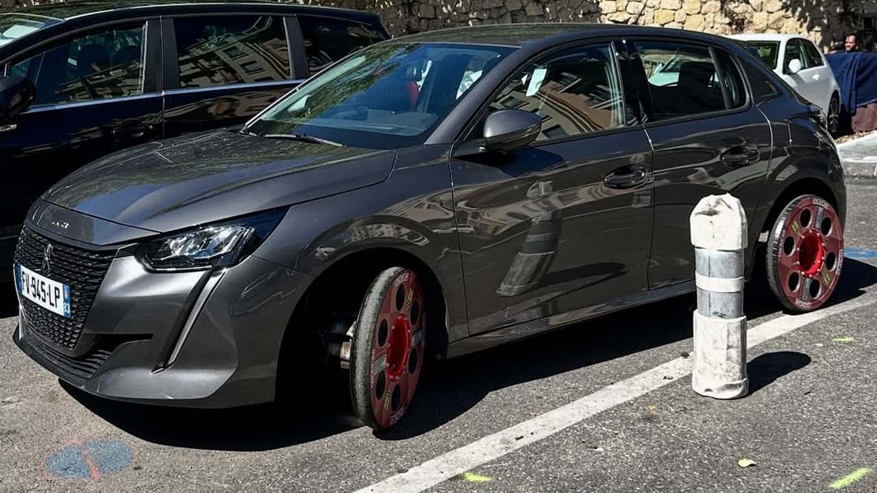 Peugeot 208 mit Universalrädern