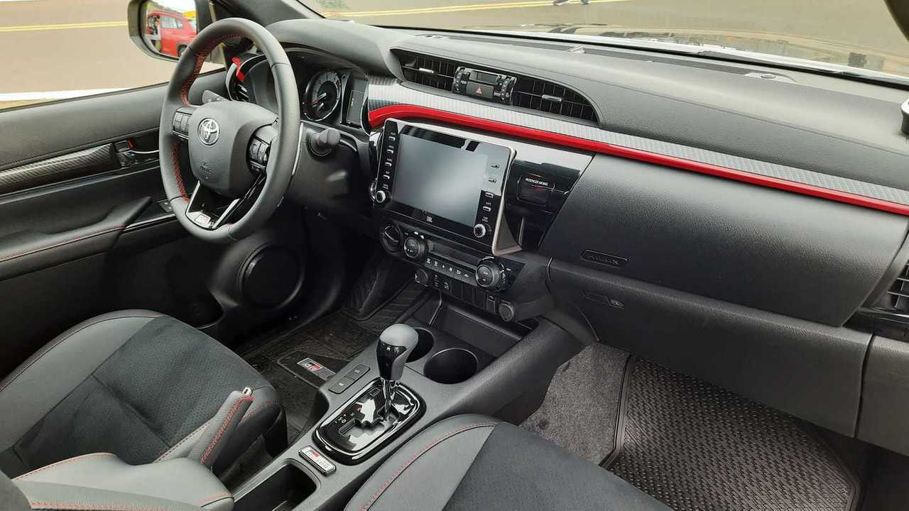 Toyota Hilux GR-S 2023 (3)