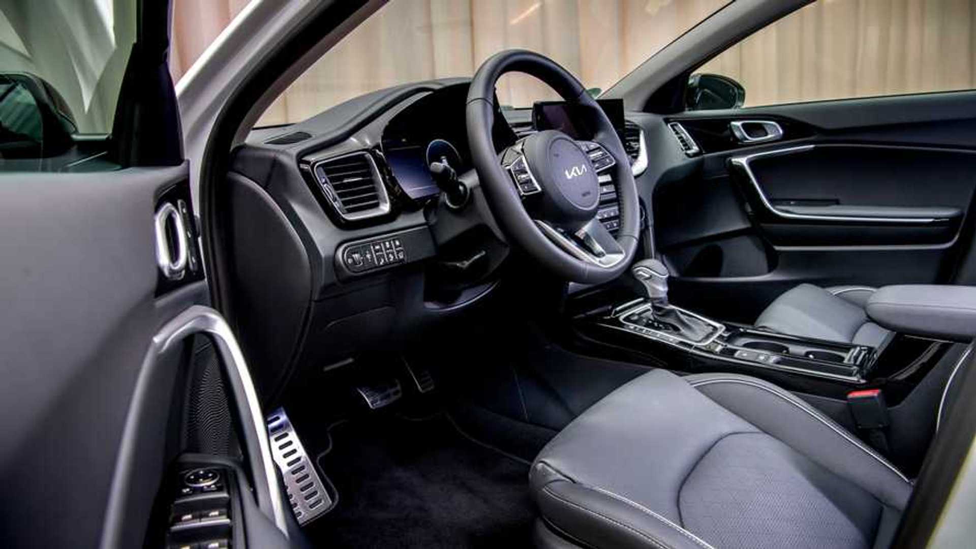 https://cdn.motor1.com/images/mgl/VzzVMz/s1/2023-kia-xceed.jpg