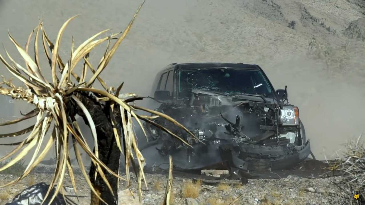Land Rover Discovery 3 destroyed by tank projectile