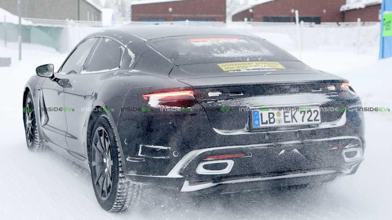 Porsche Taycan Electric Car spied ricarica in Scandinavia invernale
