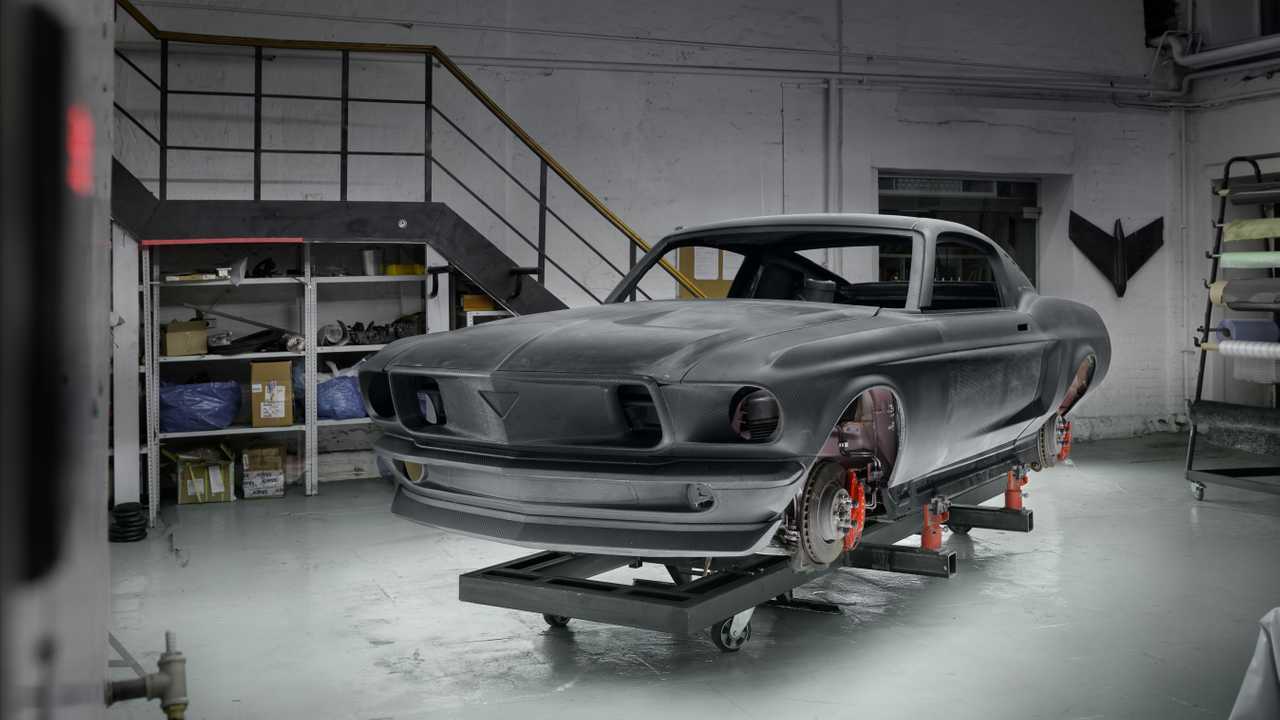 Aviar Motors R67 Carbon body