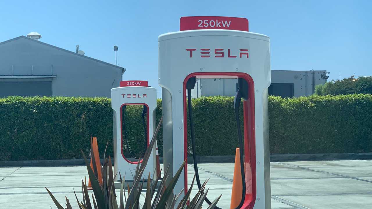 Tesla V3 Supercharging station (Source: Steve Jobs’ Ghost)