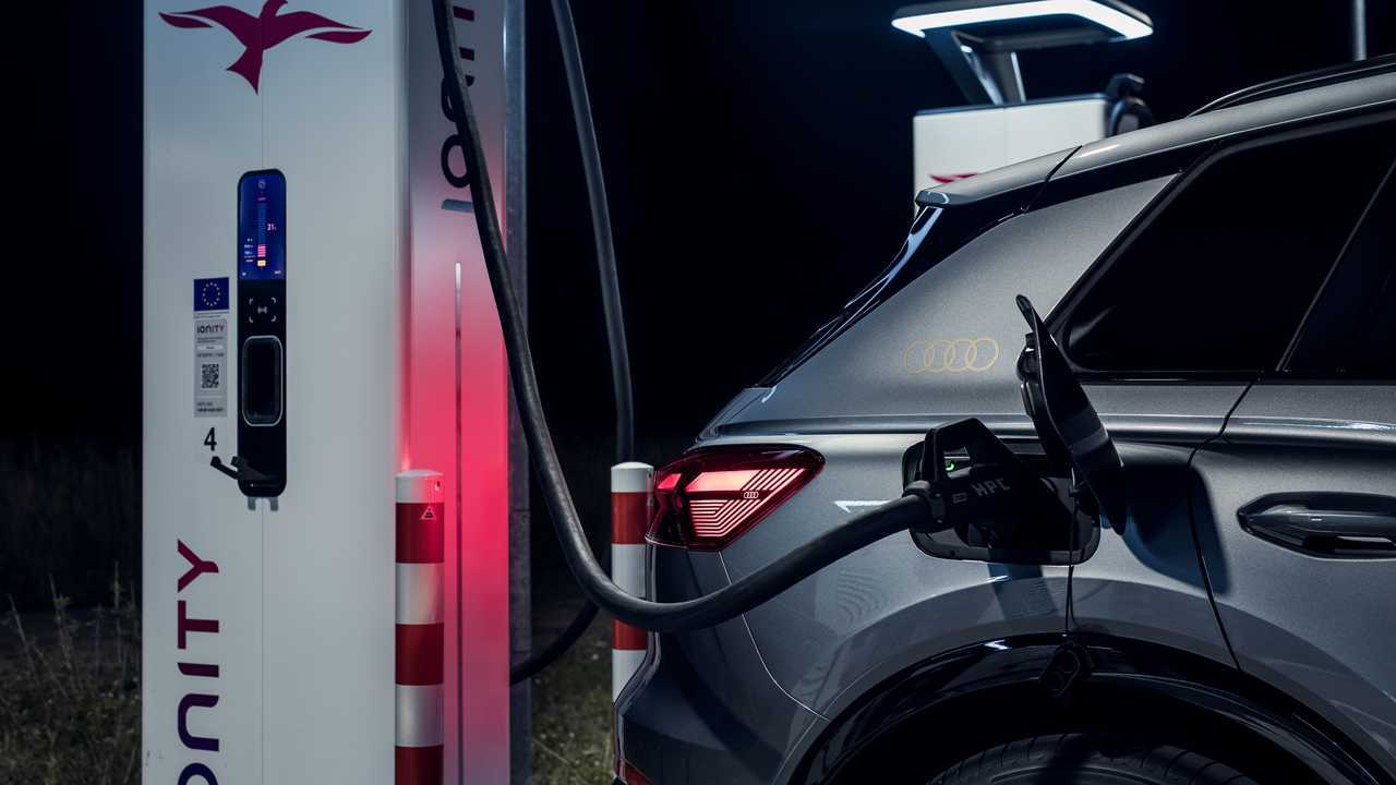 Audi etron ricarica con Plug & Charge alle colonnine Ionity Foto
