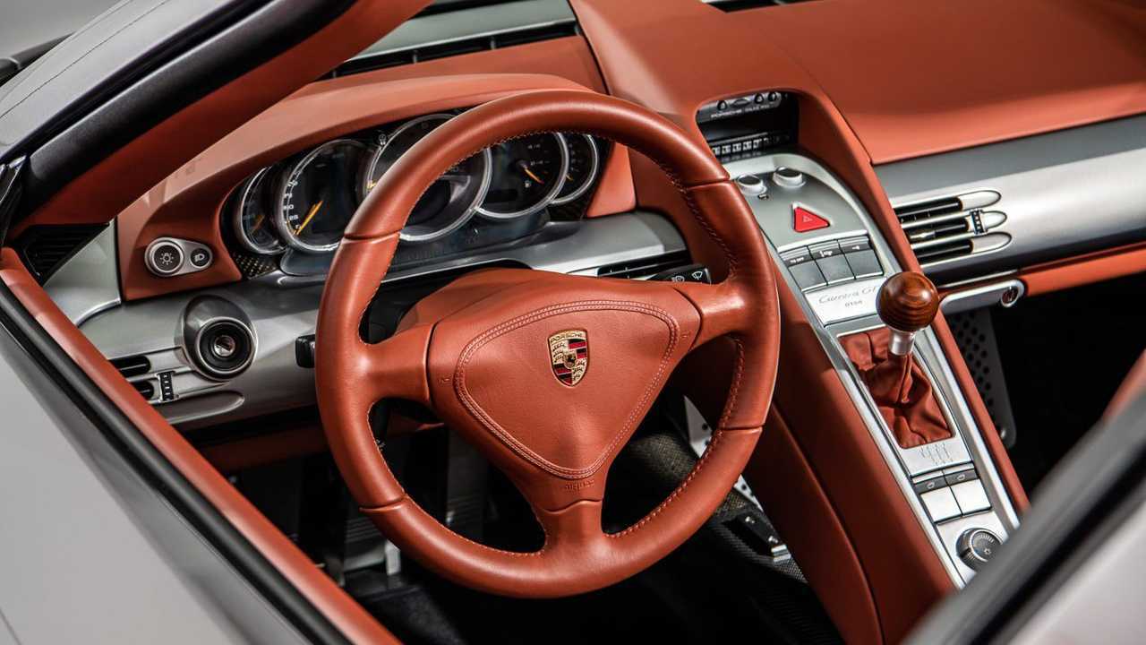 Porsche Carrera GT 2004 года с минимальным пробегом
