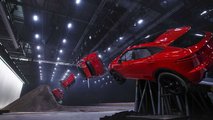 La Jaguar E-Pace impegnata nel salto in lungo avvitato