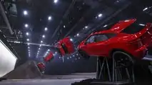 La Jaguar E-Pace impegnata nel salto in lungo avvitato