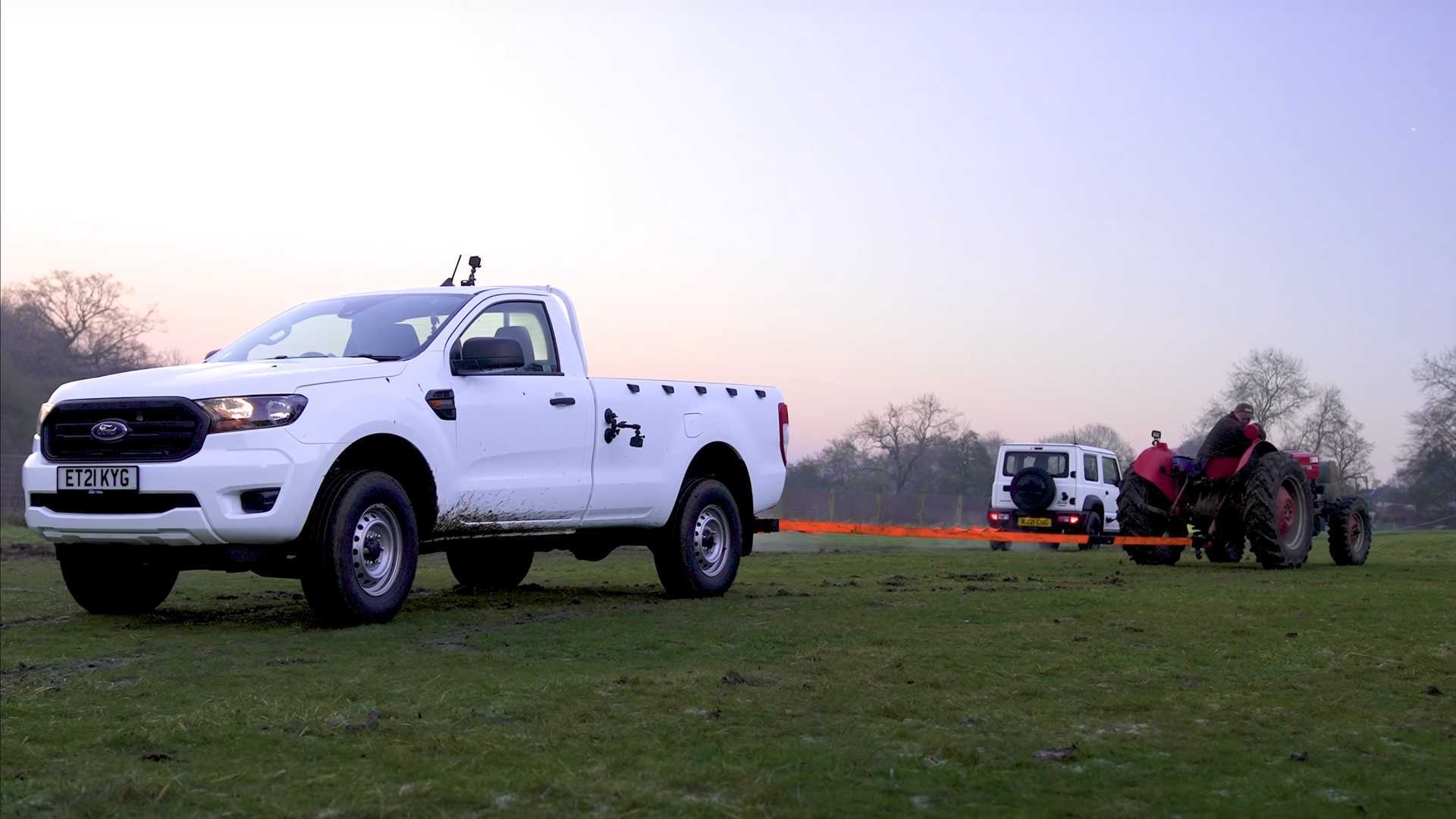 Tractor de 1965, Suzuki Jimny Batalla Ford Ranger en el peculiar tira y afloja