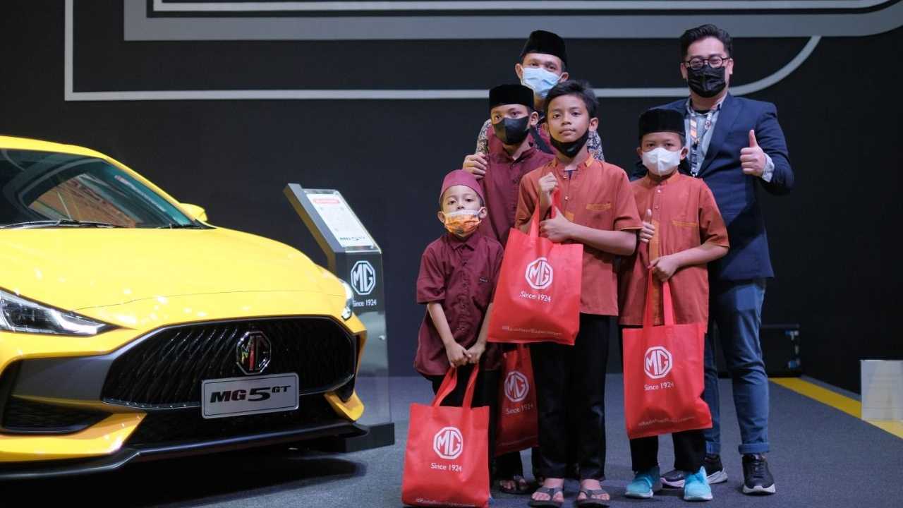 Kegiatan MG Motor Indonesia berbagi dengan anak-anak asuh di IIMS 2022.