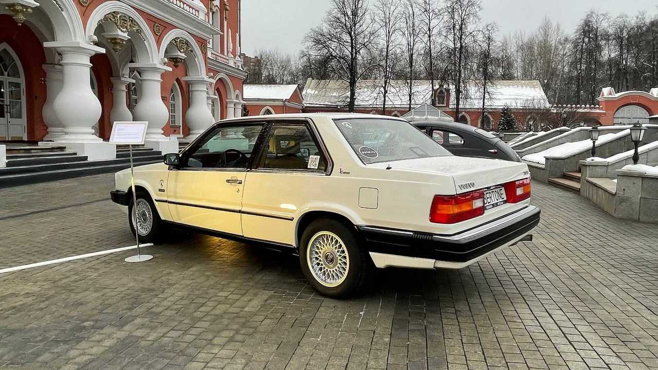 Volvo 780 в три четверти сзади
