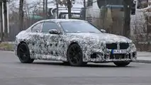 Foto spia BMW M2 Coupe 2023 con meno mimetizzazione