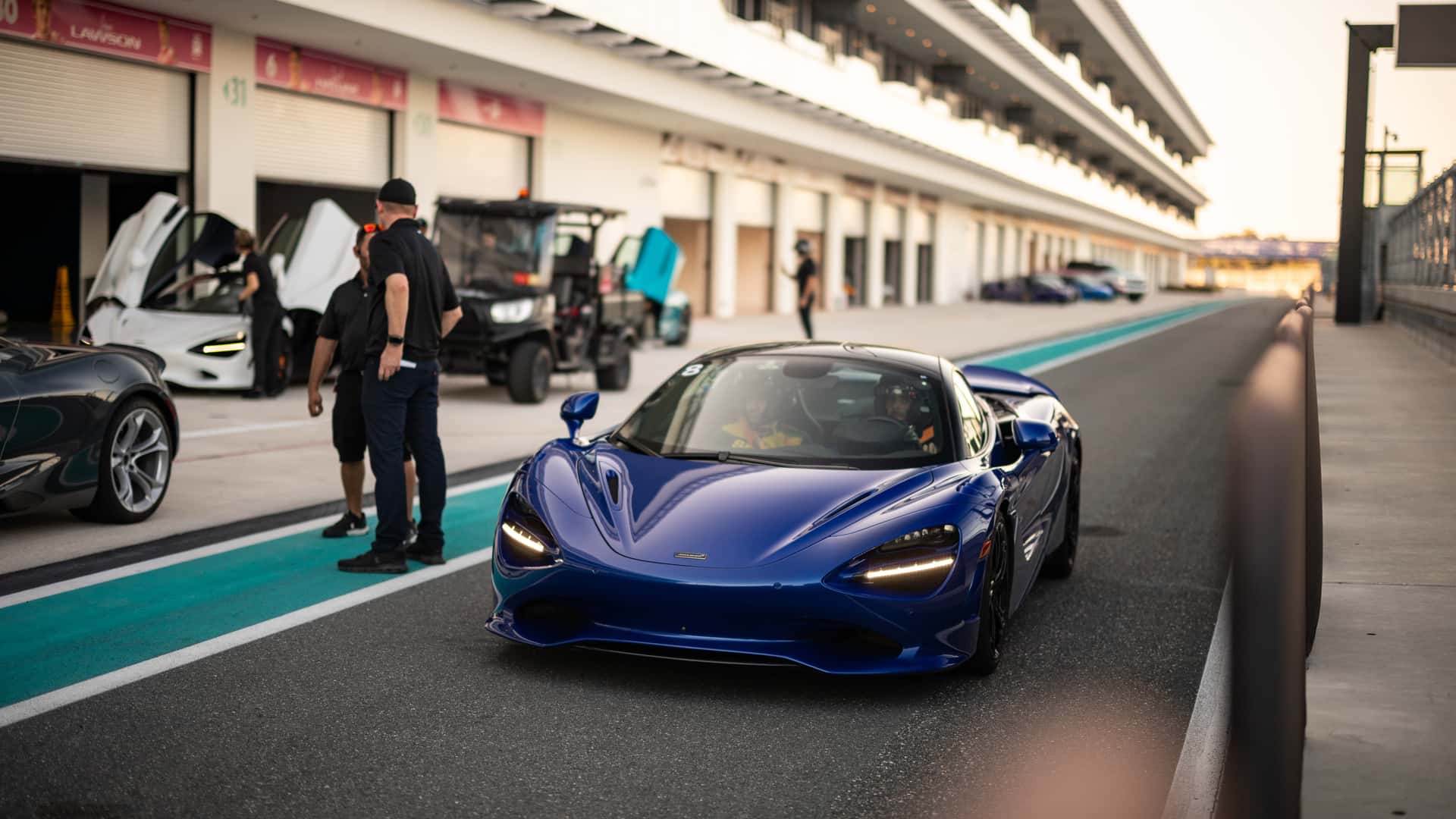 https://cdn.motor1.com/images/mgl/W87PjL/s1/miami-international-autodrome-mclaren-750s.jpg