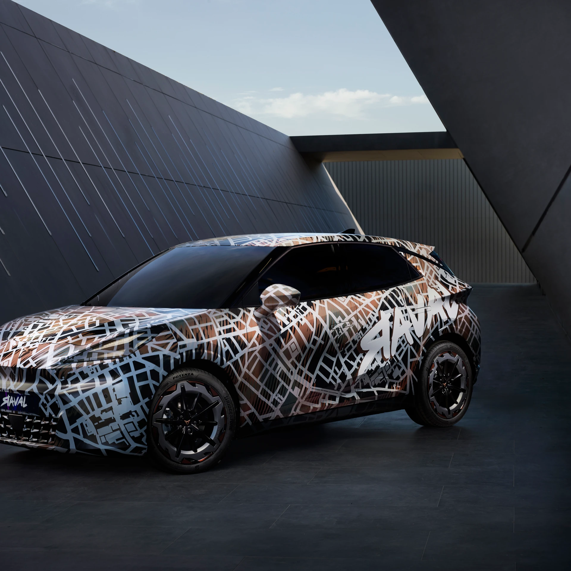 Raval 프로토타입 구동: Cupra는 역학에 의존합니다.