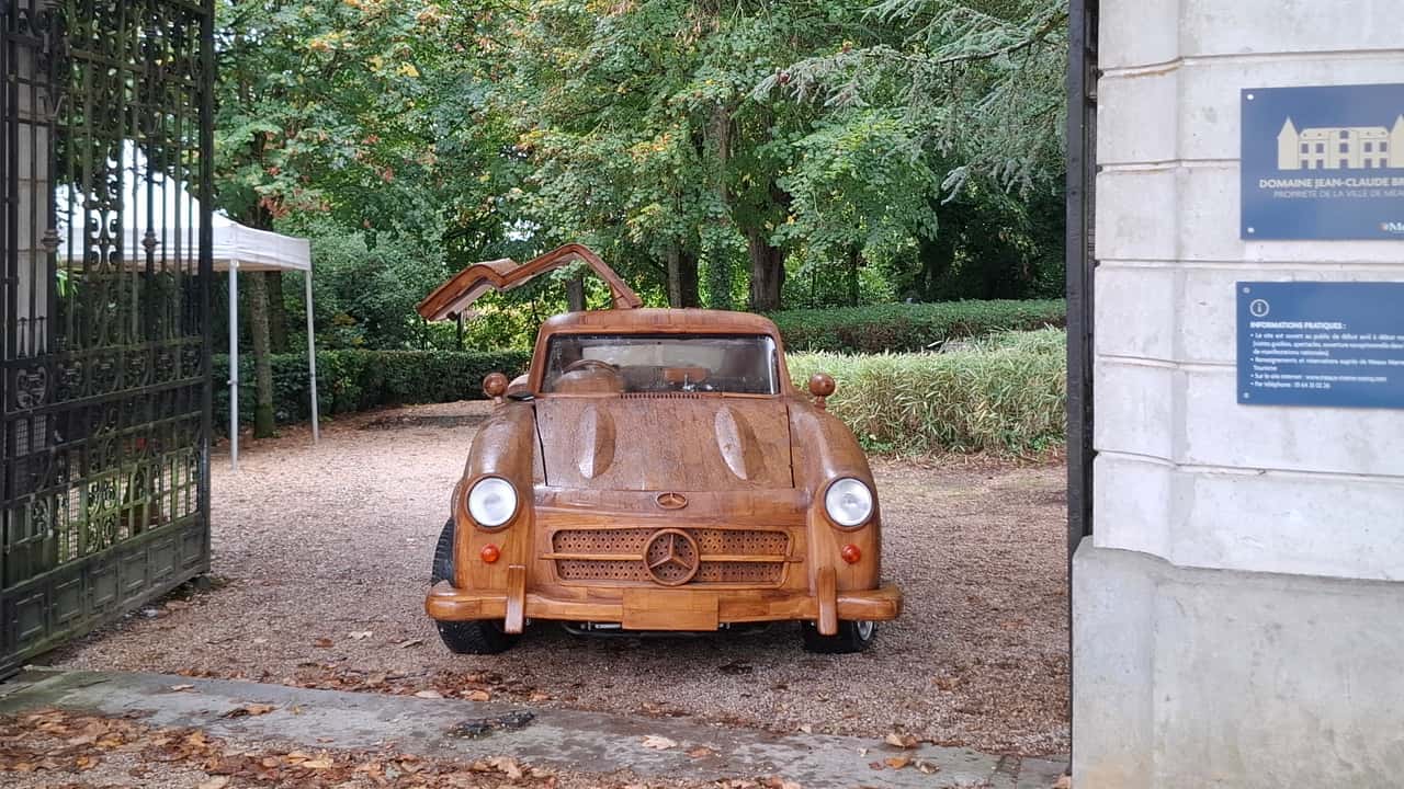Mercedes-Benz 300E en bois