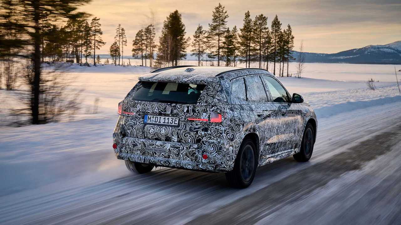 BMW iX1 (2022) als getarnter Prototyp in Schweden