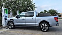 Ford F-150 Lightning in ricarica presso una stazione Electrify America